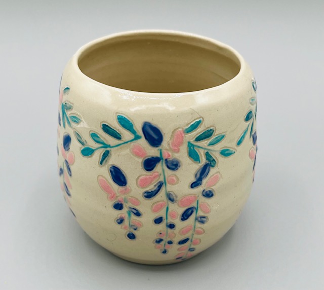 Tasse fleurie en céramique fait par Katherine Blondel de Wisteria Pottery